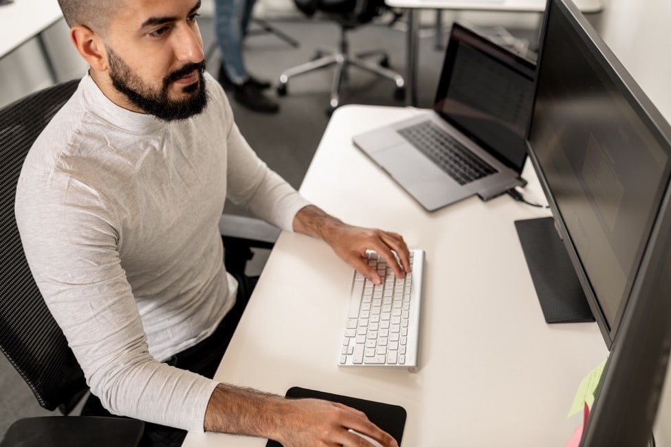 Muhanad jobber med digital markedsføring i Snille Tips