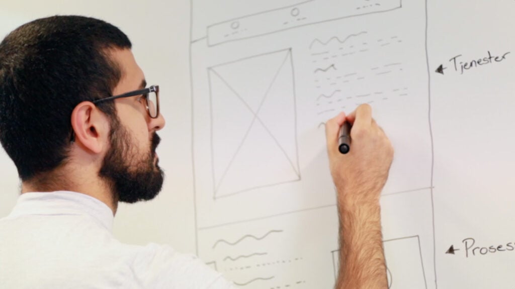 Muhanad tegner wireframe til en nettside